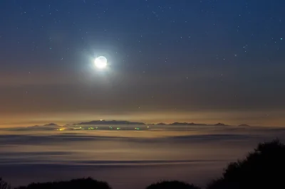 namrab - Wschód Księżyca nad Gran Canarią, oglądany z Teneryfy z wysokości 2400 m n.p...
