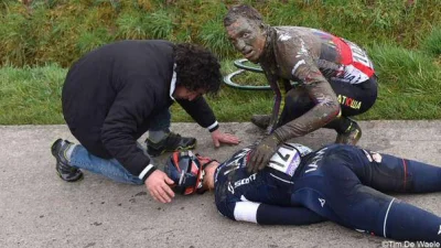 rooger - Rudiger Selig (Katusha) ratujący Marcela Areggera(IAM Cycling). Podczas Dwar...