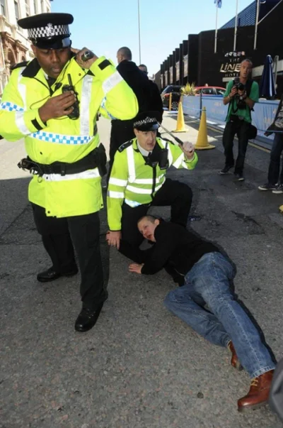 rajet - i znów biały rasista musi kryć się za plecami czarnego policjanta :/

#161 ...
