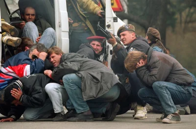 WezelGordyjski - Bośniacki żołnierz wali ogień zaporowy w stronę budynku w którym sch...