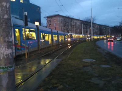 Bonetti - #wroclaw #tramwaje na pl Legionów stoją w stronę dworca