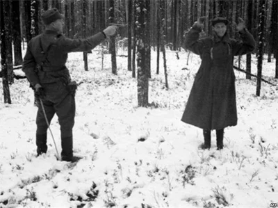 D.....b - > Radziecki szpieg śmieje się przed egzekucją z ręki fińskiego żołnierza

...