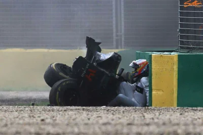 madmen - Fernando Alonso wygrzebujący się z McLarena po dramatycznie wyglądającym wyp...