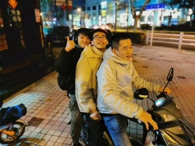 SergeantMattBaker - Standardowa noc w Chinach, trzy osoby na skuterze, prowadzacy po ...