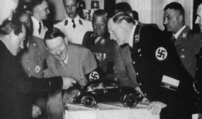 brusilow12 - Ferdinand Porsche pokazuje Adolfowi Hitlerowi prototyp Volkswagena Beetl...