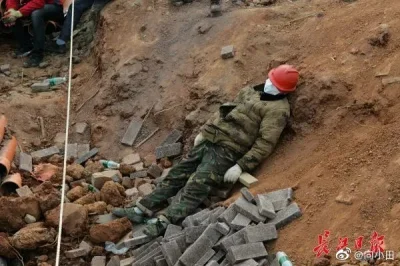 Super_czlowiek - chinczcy padaja z wycienczenia podczas budowy szpitalu #chiny