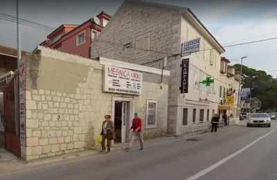 kajka666 - Główna ulica Trogiru, wejście do sklepu mięsnego