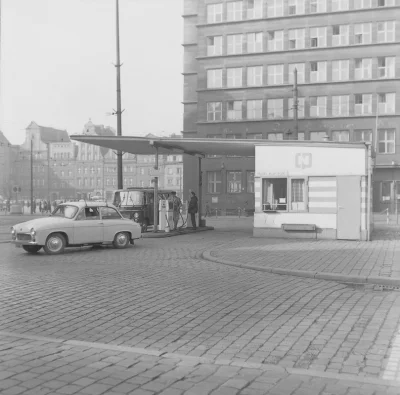Hoverion - Do 1974 na wrocławskim Rynku można było zatankować samochód.