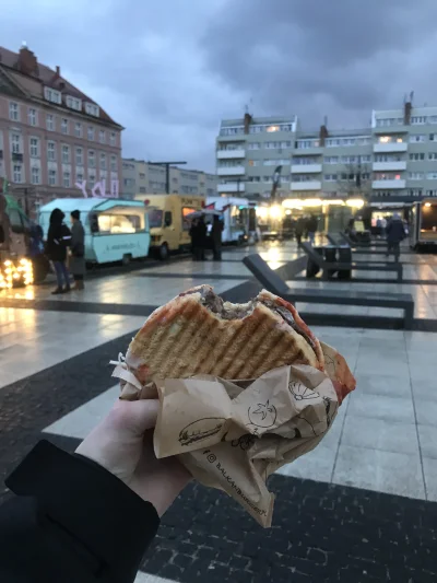 MiejscaWeWroclawiu - Zlot foodtrucków, trwa. To akurat nadgryziony burger z ''Bałkan ...
