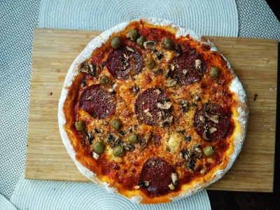 yeloneck - #gotujzwykopem #yeloneckgotuje #gotowanietomojapasja #pizza
Na kolację by...