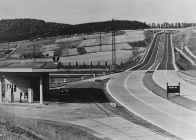 henryk-oween - Stacja benzynowa w 1933 roku. Niemcy. A6 Autostrada.