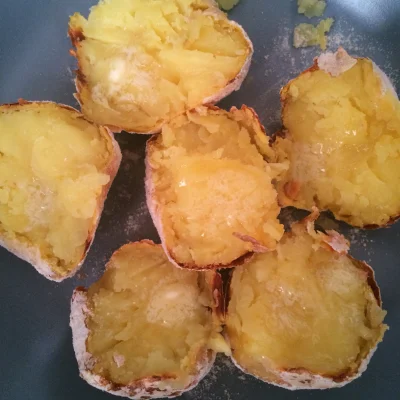 kicioch - #gotujzwykopem 
Ziemniaki pieczone w mące i soli to nadziemnioki (ʘ‿ʘ) i do...