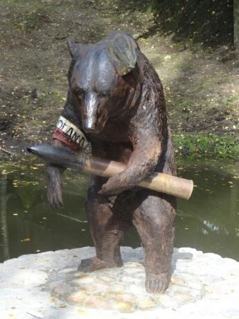 malang - Również w Szymbarku znajduje się pomnik tego dziarskiego niedźwiedzia.



Źr...