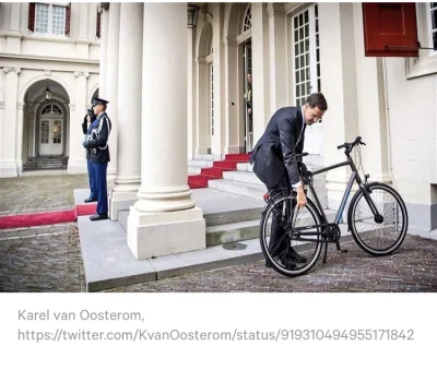 wykopowaswinia - Dla kontrastu premier Holandii, który właśnie przyjechał rowerem na ...