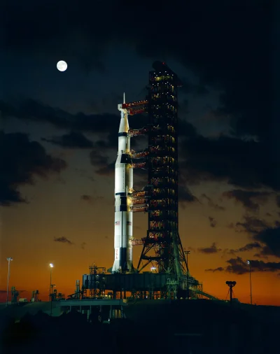 Zircon - Zdjęcie przedstawia rakietę Saturn V tuż przed startem testowej, bezzałogowe...