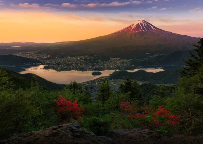 Lookazz - > Mountain Fuji in the morning twilight at lake Kawaguchiko, Japan
#dzaponi...