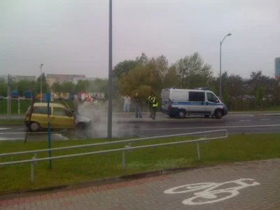 sbd - #poznan #piatkowo zapalił się samochód. Straż pożarna szybko zgasila.