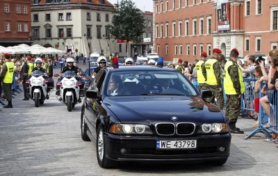 SuperInformer - NAJNOWSZE INFORMACJE DOTYCZĄCE PĘKNIĘTEJ OPONY W LIMUZYNIE PREZYDENCK...