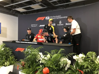 Mecenas_Piaseczno - Ricciardo podał lewą rękę, bo nie chciał dotykać renki ( ͡º ͜ʖ͡º)...