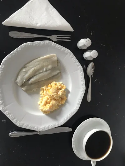 Wezownik - Dzisiejsze śniadanie: jajecznica z 3 jaj, marynowany filet śledziowy, Sól....