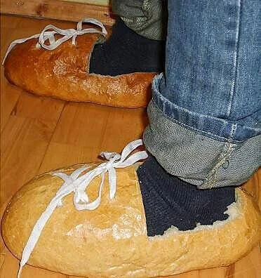 BorysBadena - gdyby pomyslec na trzezwo o butach z chleba mozna wywnioskować ze mogły...
