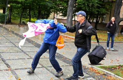 xandra - Praworządny, miłujący bliźnich i pokój katolik atakuje demonstranta przeciw ...