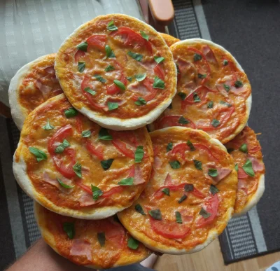 JakeKurtAcfino - Szybko, bierzcie te przepyszne mini pizze! Nie ma czasu na wyjaśnien...