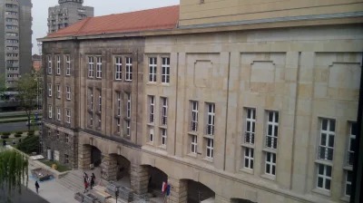 xmrG - Budynek D1 na #pwr Prawa część została jedynie umyta ( ͡° ͜ʖ ͡°)
#wroclaw #cie...