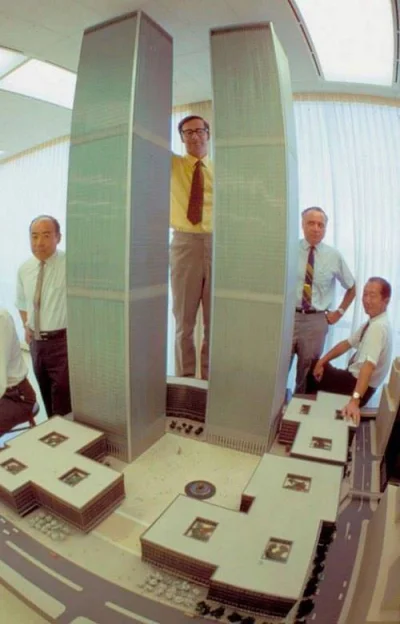 aarek68 - Architekt Minoru Yamasaki (po prawej) pozujący z modelem World Trade Center...