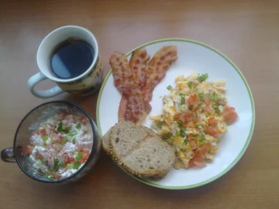 printf - Przedstawiam moje dzisiejsze śniadanie:
- Jajecznica ze szczypiorkiem i pom...