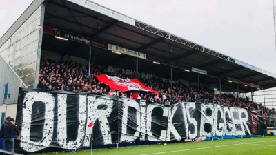 Pshemeck - Baner na meczu FC Emmen - Sparta Rotterdam. Obaj trenerzy mają na imię Dic...