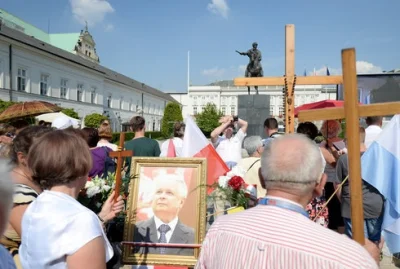 G.....M - - Przed Pałacem Prezydenckim stanął krzyż. 
- Codziennie odprawiany będzie ...