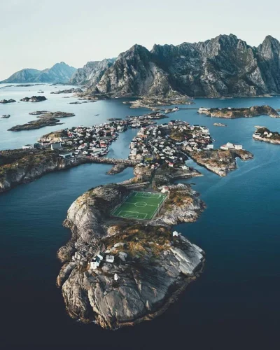 Pani_Asia - Henningsvær - rybacka wioska w Norwegii - dom dla 427 osób i chyba najfaj...