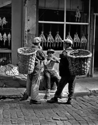 myrmekochoria - Ara Güler, Tragarze na targowisku w Beyolglu, Turcja (Istambuł) 1954 ...