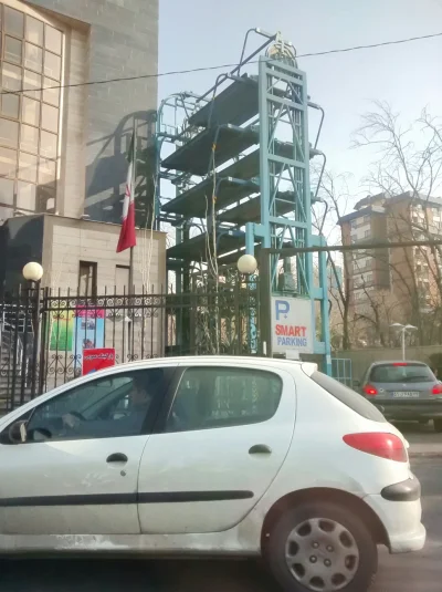 pioszub666 - A tak w Teheranie radzą sobie z brakiem miejsc parkingowych. #ciekawostk...