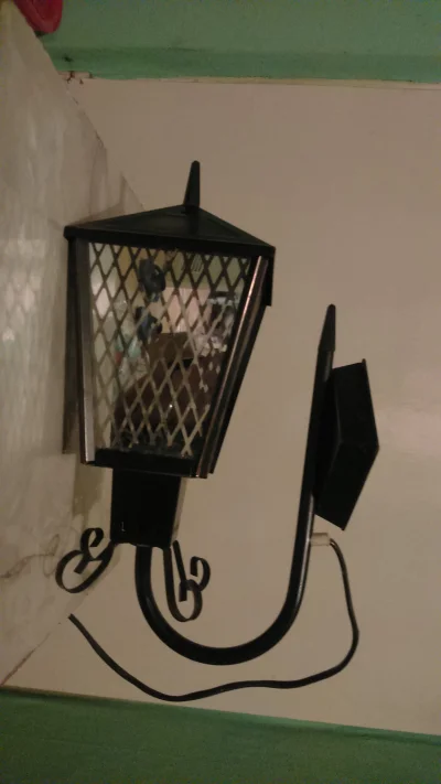 pamk22 - Mireczki! Myślicie, że ta #lampa jest coś warta? Szkoda wyrzucić, a jest mi ...