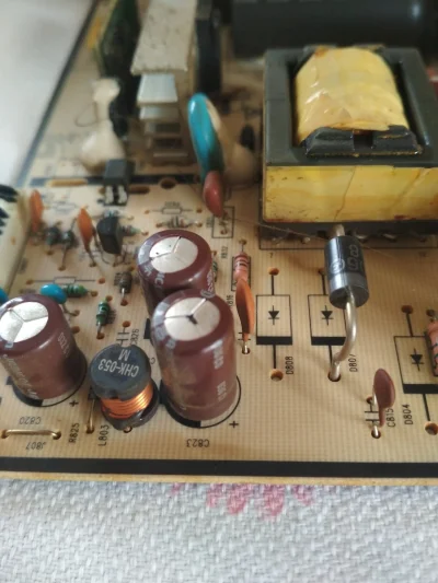 turok2016 - Czy te kondensatory są spuchnięte czy mi się wydaje? Mam stary monitor na...
