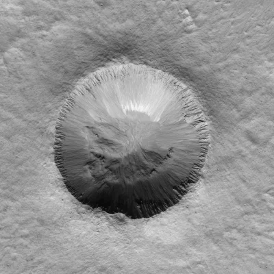 d.....4 - Lekki mindfuck na dzisiaj, krater uderzeniowy na Marsie. 

#kosmos #mars #h...