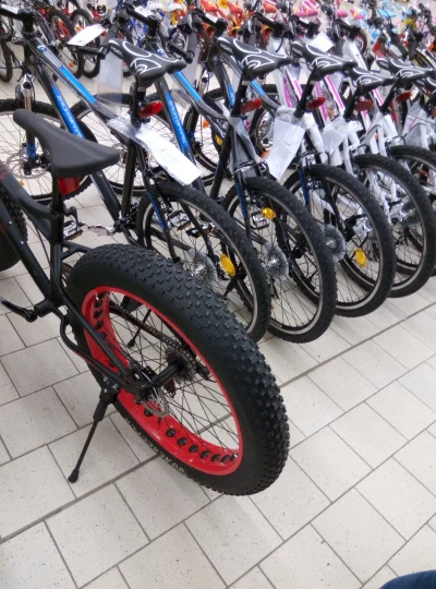 MRacheron - Ostatnio widziałem taki rower. Do czego się przydaje taka opona? #rower