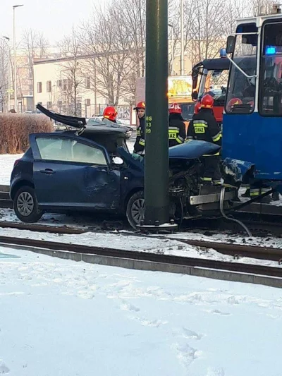 podajgarnek - Dzisiejszy wypadek tramwaju z samochodem w Mistrzejowicach. Niestety po...