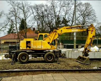 89mnml - U mnie właśnie powstają tory. Używają takich maszyn. Mogą jeździć po torach ...