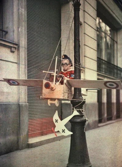 myrmekochoria - Léon Gimpel, Zabawa dzieci w wojnę na ulicach Paryża, Francja 1915 ro...