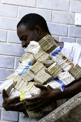 Usmiech_Niebios - >3 500 000 dolarów
afrykańskich
@Zarzutkakke: przynajmniej otrzyma...