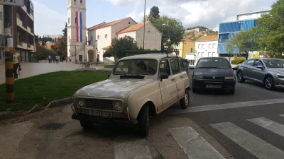 pogop - Mam wrażenie, że w Chorwacji każdy starszy pan ma taki samochód XD

#renaul...