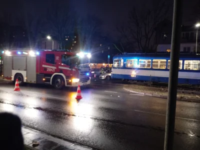 Laksa - Uwaga #krakow Wypadek tramwaju z sam. osobowym przed Rondem Hipokratesa. Ruch...