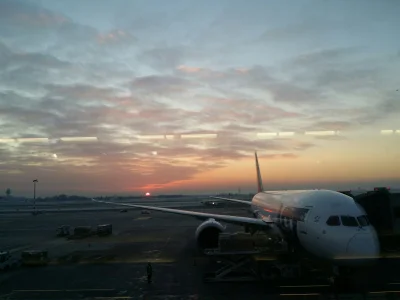 4ntymateria - Okęcie o zachodzie słońca 
#zdjecieziemniakiem
#lotnisko