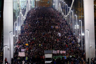 V.....m - Węgrzy protestują przeciwko podatkowi od internetu #.



#wegry #orban