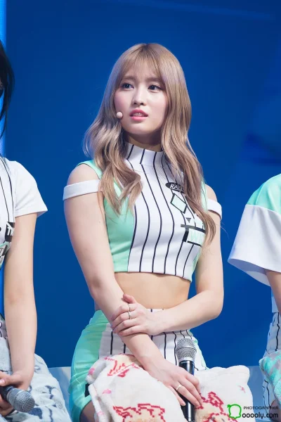 K.....o - #momo #twice 
#koreanka #japonka