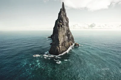 Artktur - Ball’s Pyramid – wzniesienie skalne (nek), znajdujące się na Morzu Tasmana ...