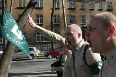 m.....- - Czy w tym roku też pokazywali jak wysoko babci na działce słoneczniki już u...